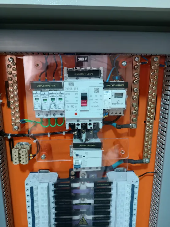 Quadro elétrico organizado